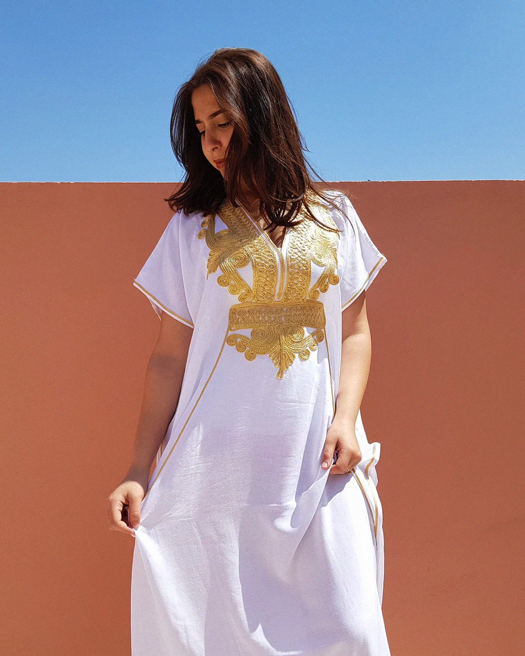 Gandoura Blanche Chic – Kaftan Marocain avec Broderie Dorée