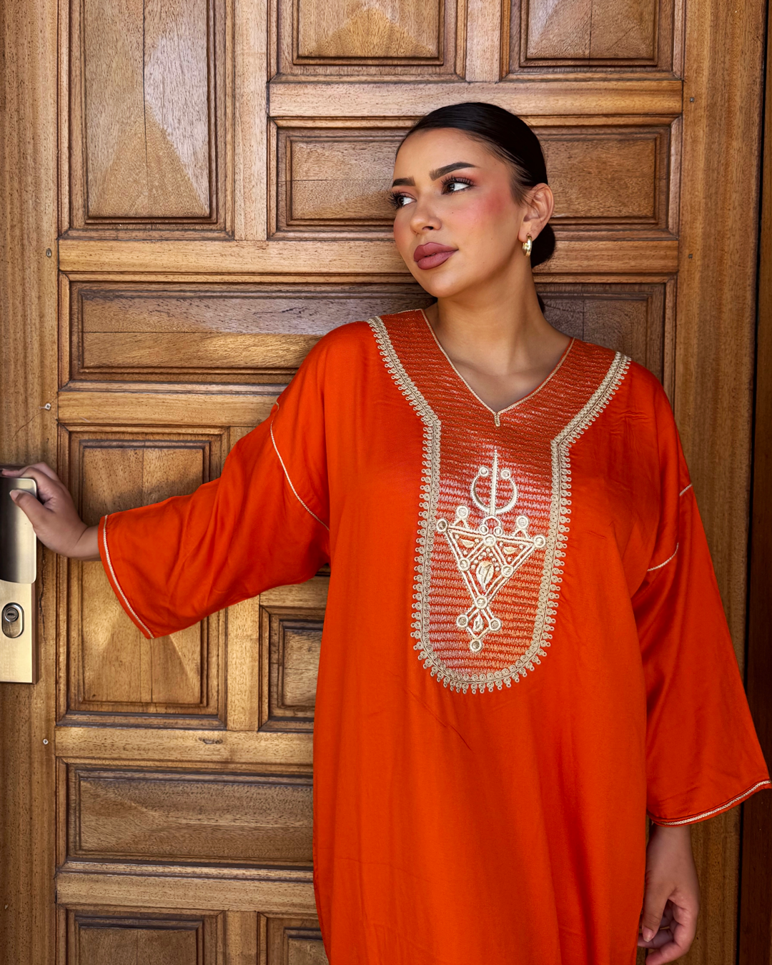 Gandoura – Tunique Orange Oversize au Motif Amazigh