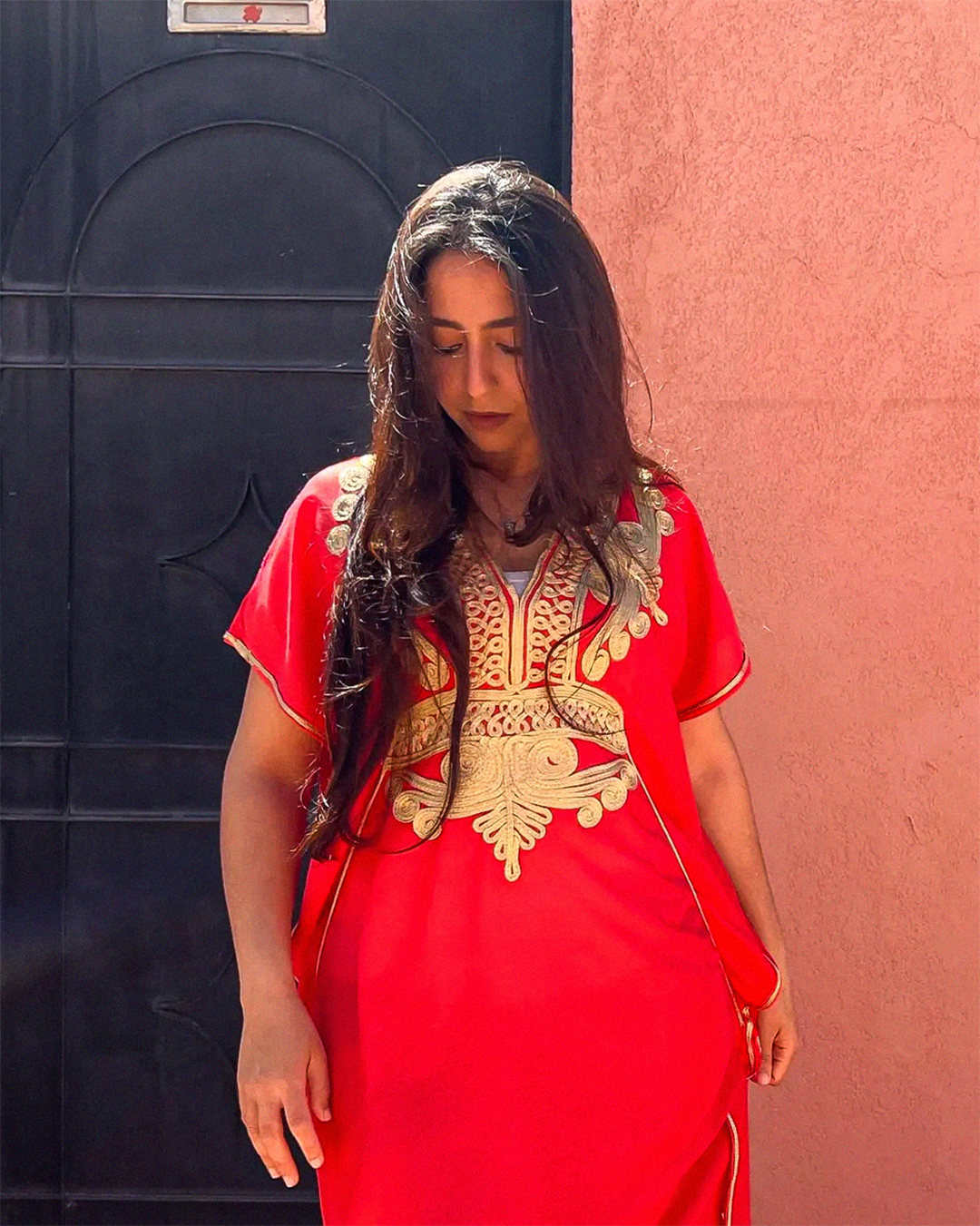 Gandoura Rouge Chic – Kaftan Marocain avec Broderie Dorée