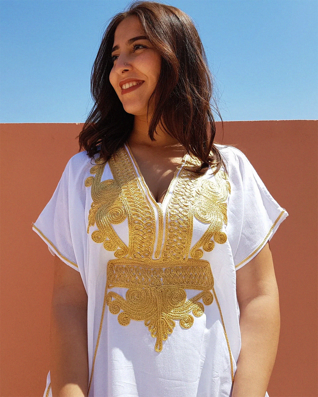 Gandoura Blanche Chic – Kaftan Marocain avec Broderie Dorée