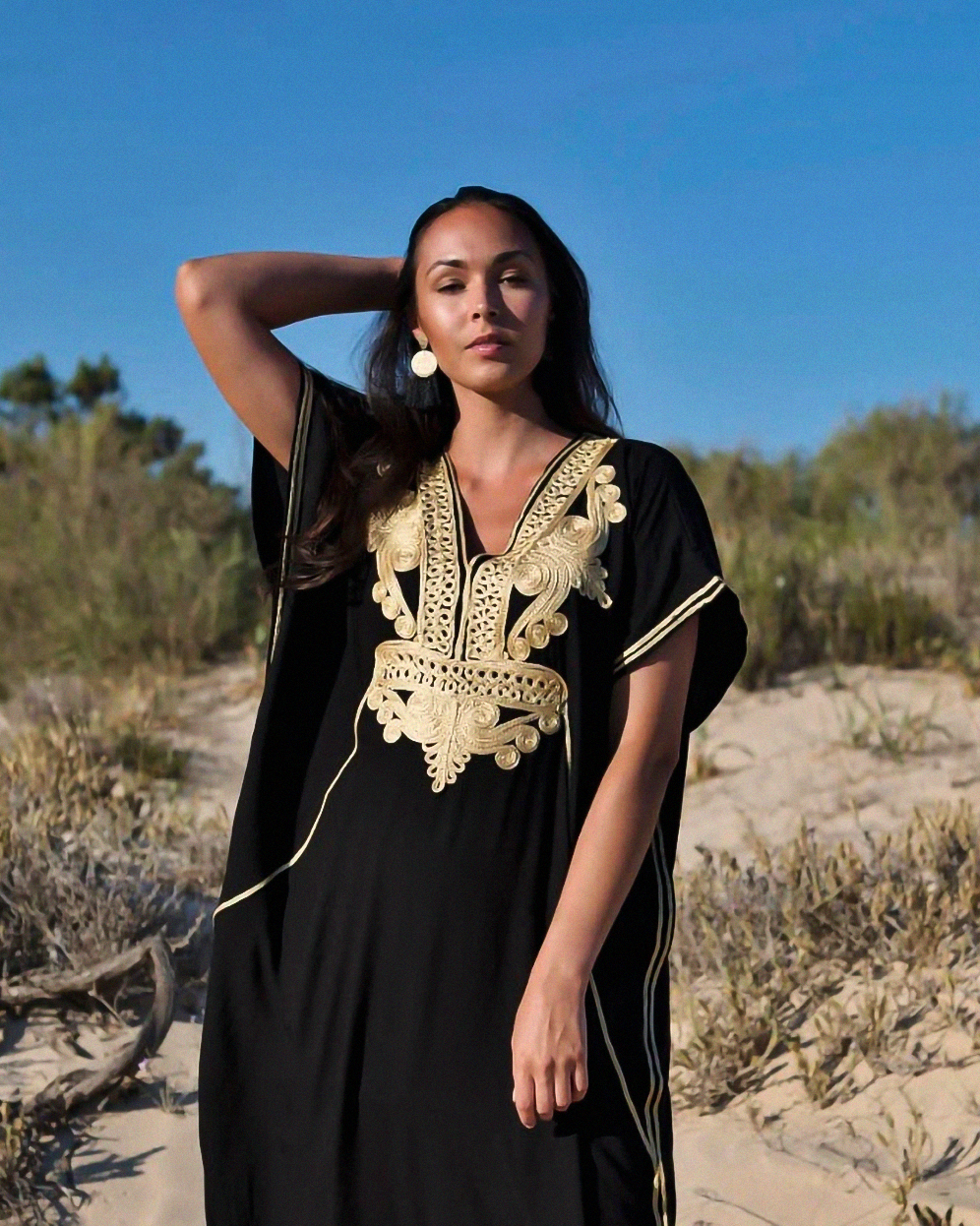 Gandoura – Caftan Noir Chic Marocain avec Broderie Dorée