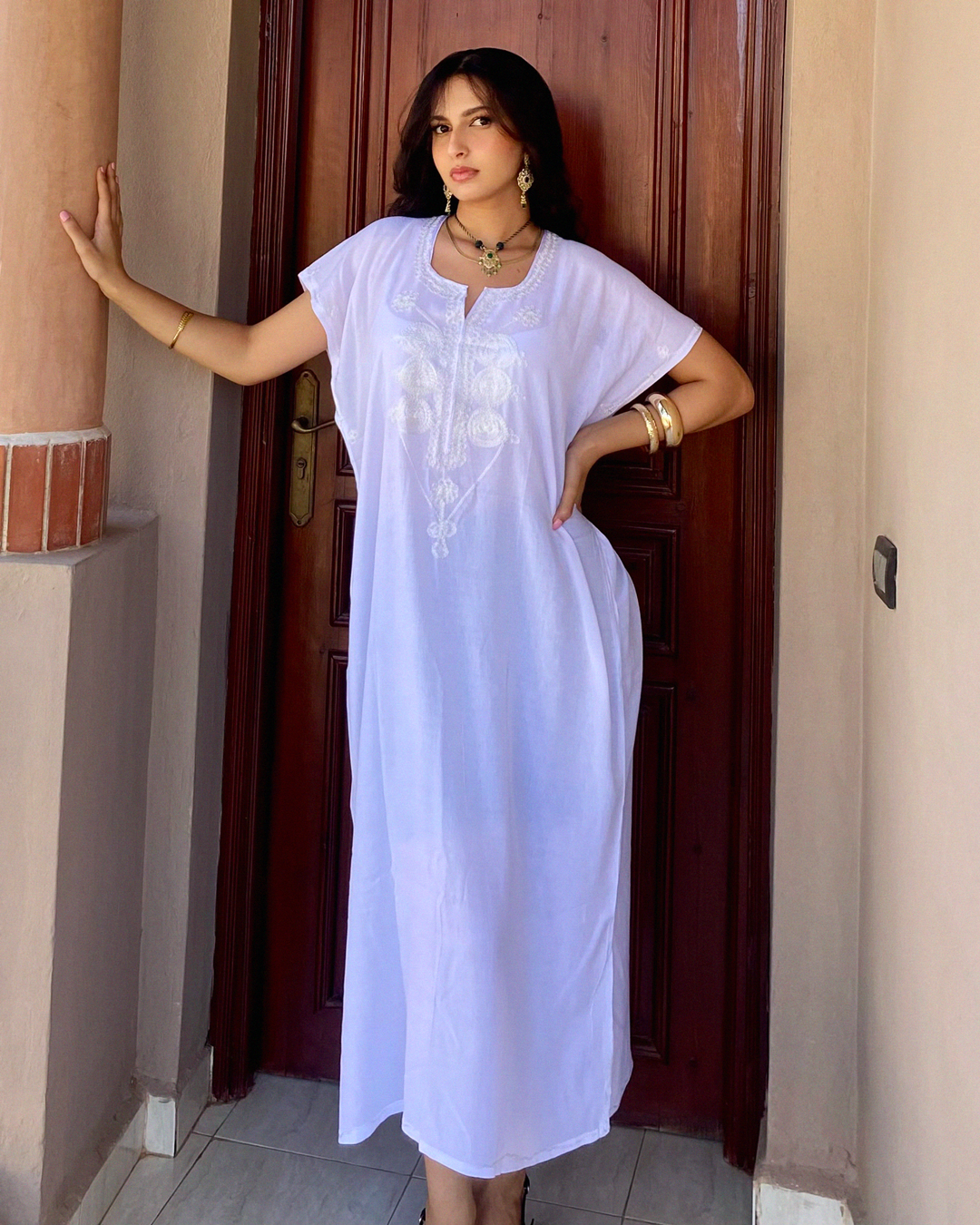 Gandoura Marrakchiya Blanche – Robe Kaftan Élégante Brodée