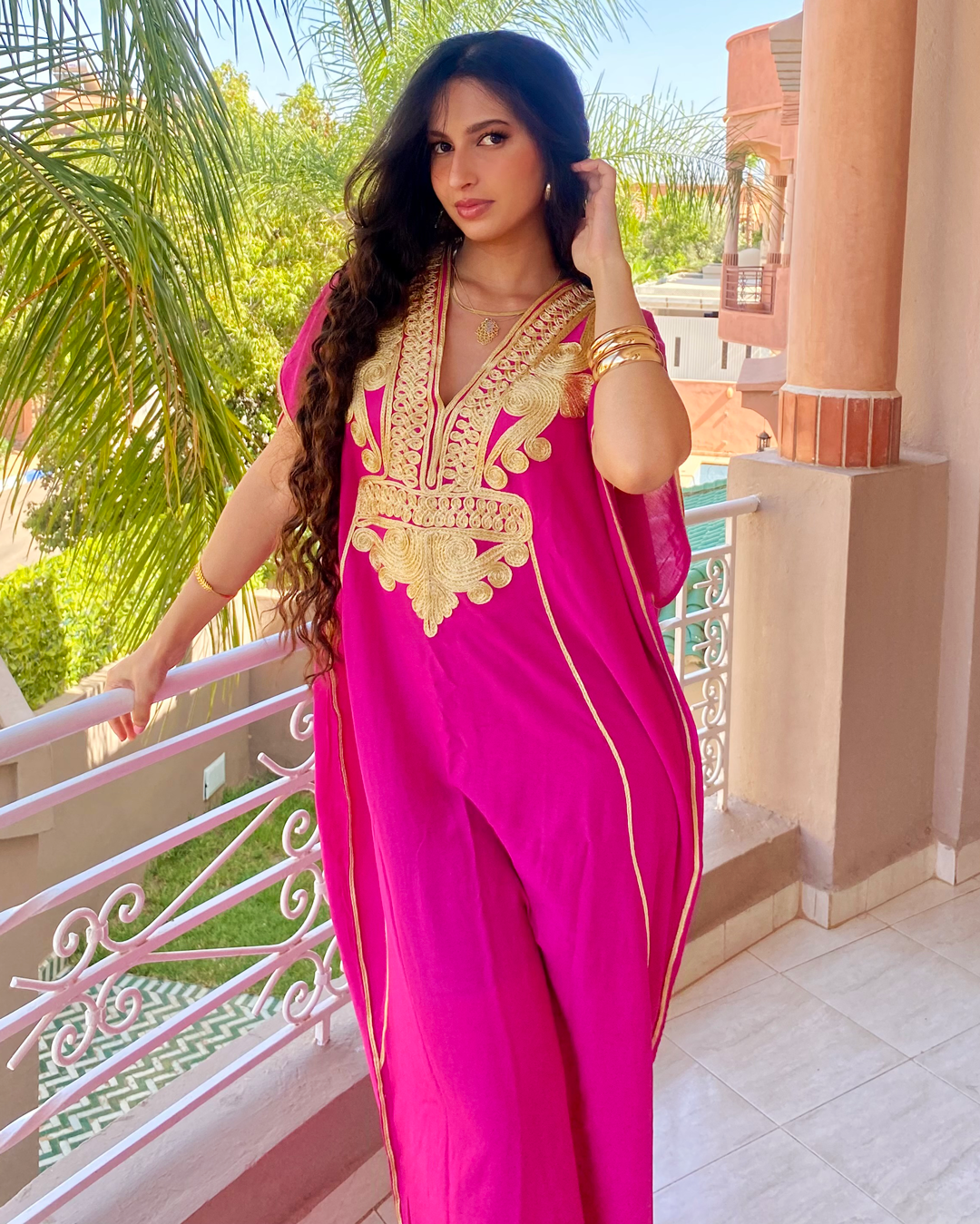 Gandoura – Caftan Chic Marocain Rose à Broderies Dorées