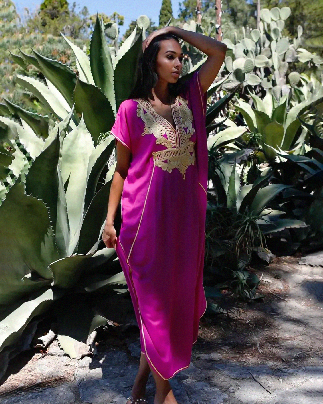 Gandoura – Caftan Chic Marocain Rose à Broderies Dorées