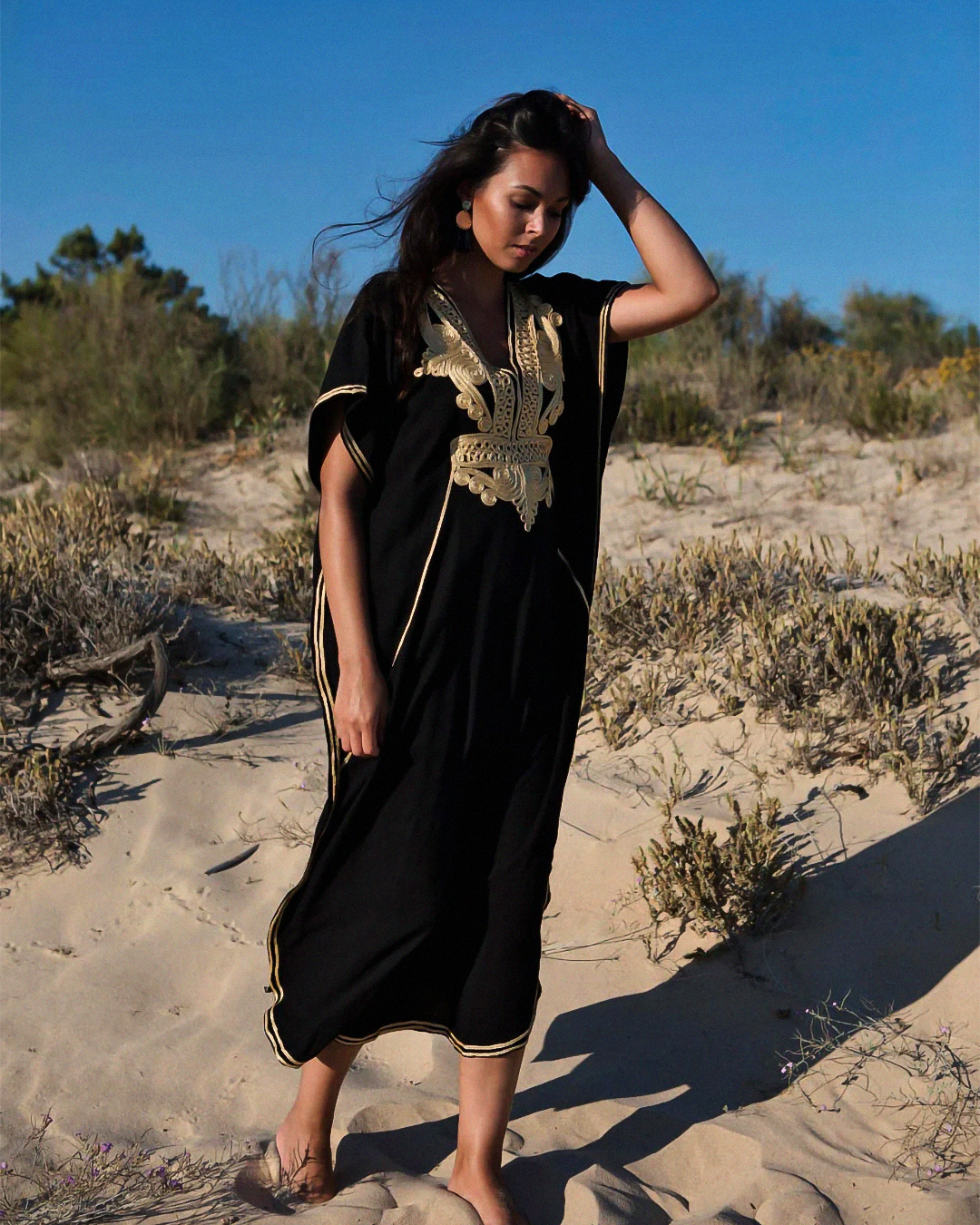 Gandoura – Caftan Noir Chic Marocain avec Broderie Dorée