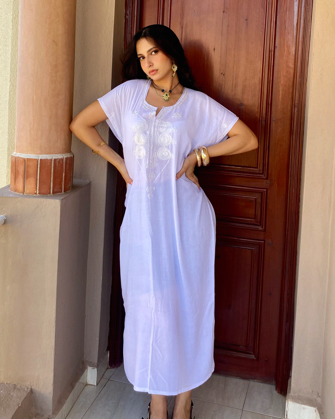 Gandoura Marrakchiya Blanche – Robe Kaftan Élégante Brodée