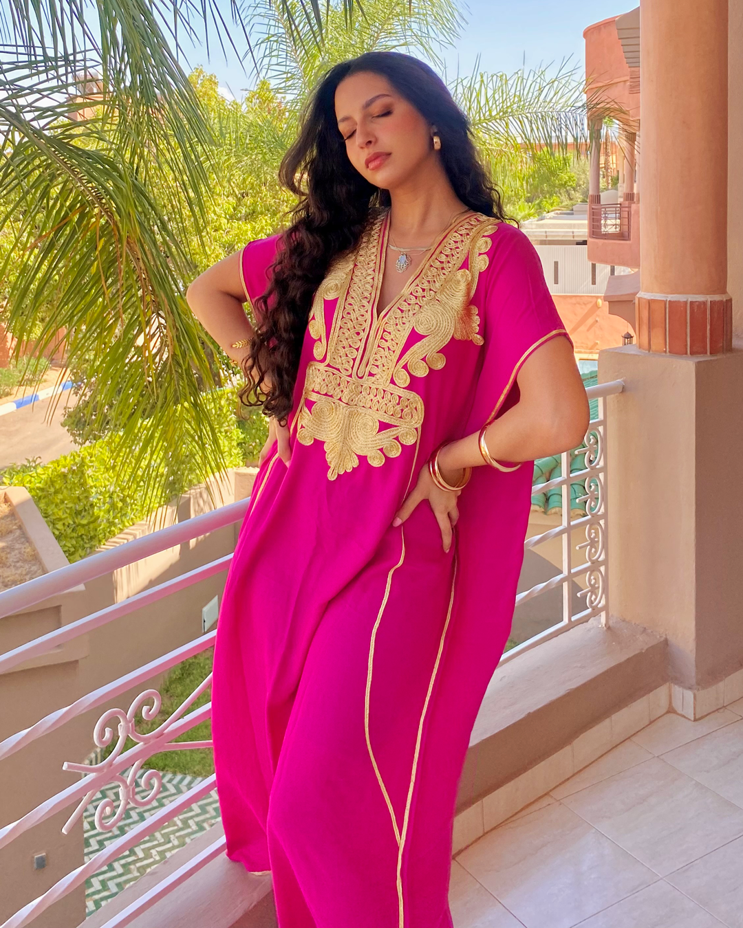 Gandoura – Caftan Chic Marocain Rose à Broderies Dorées
