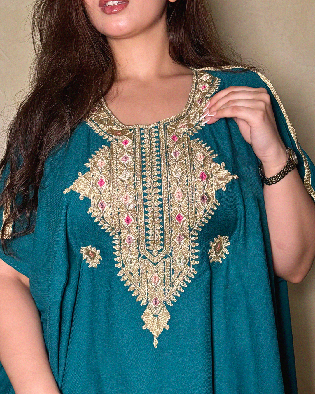 Gandoura – Robe Bleu Pétrole Oversize avec Broderie Amazigh