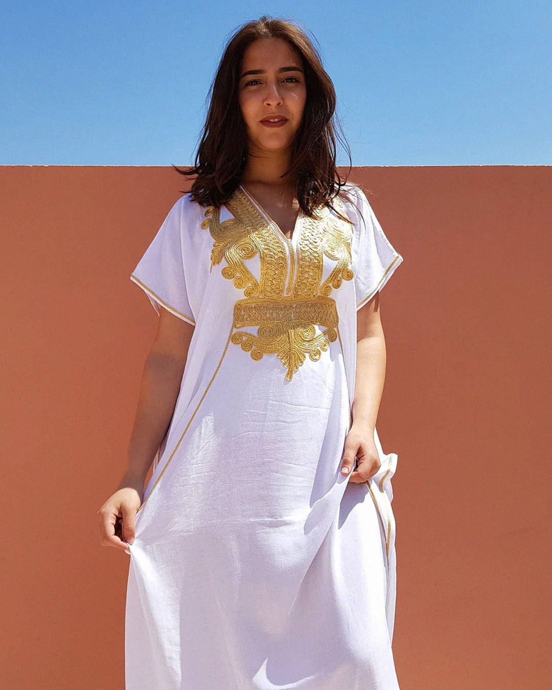 Gandoura Blanche Chic – Kaftan Marocain avec Broderie Dorée