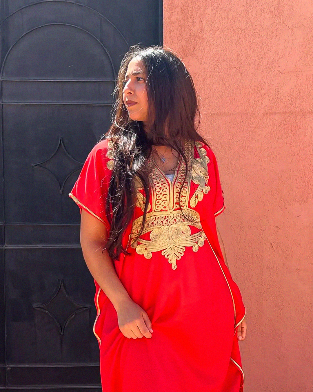 Gandoura Rouge Chic – Kaftan Marocain avec Broderie Dorée