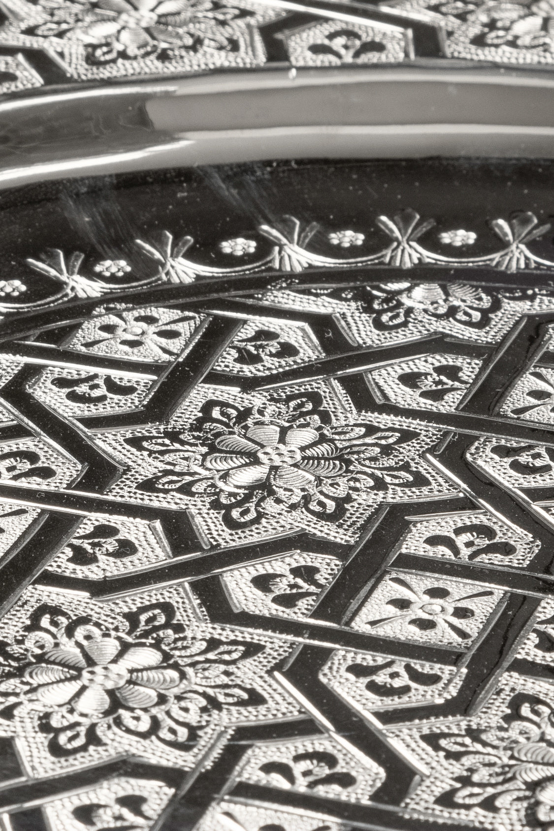 Amira – Plateau Marocain avec Gravures Traditionnelles