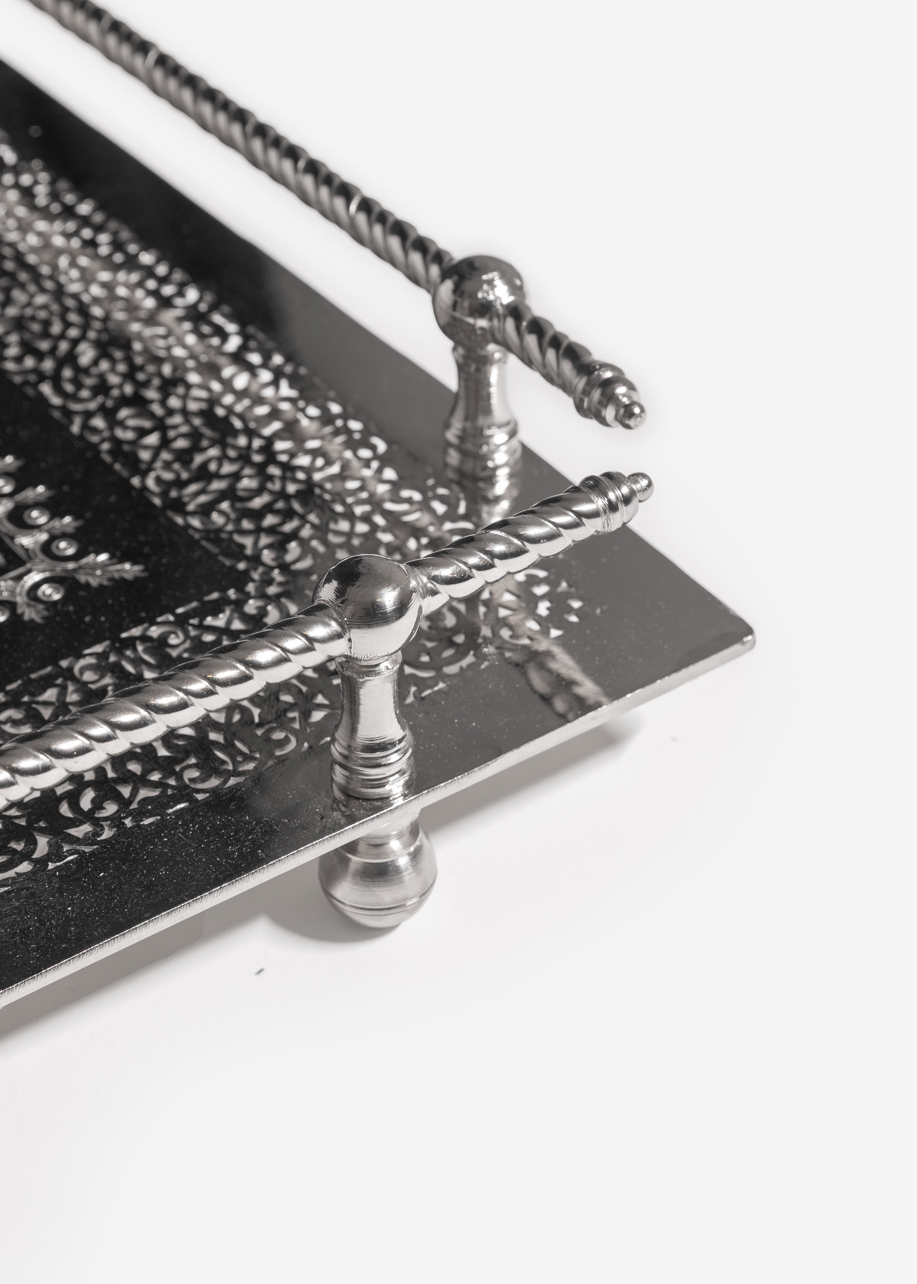 Hassna – Deluxe Moroccan Tray with Traditional Engravings