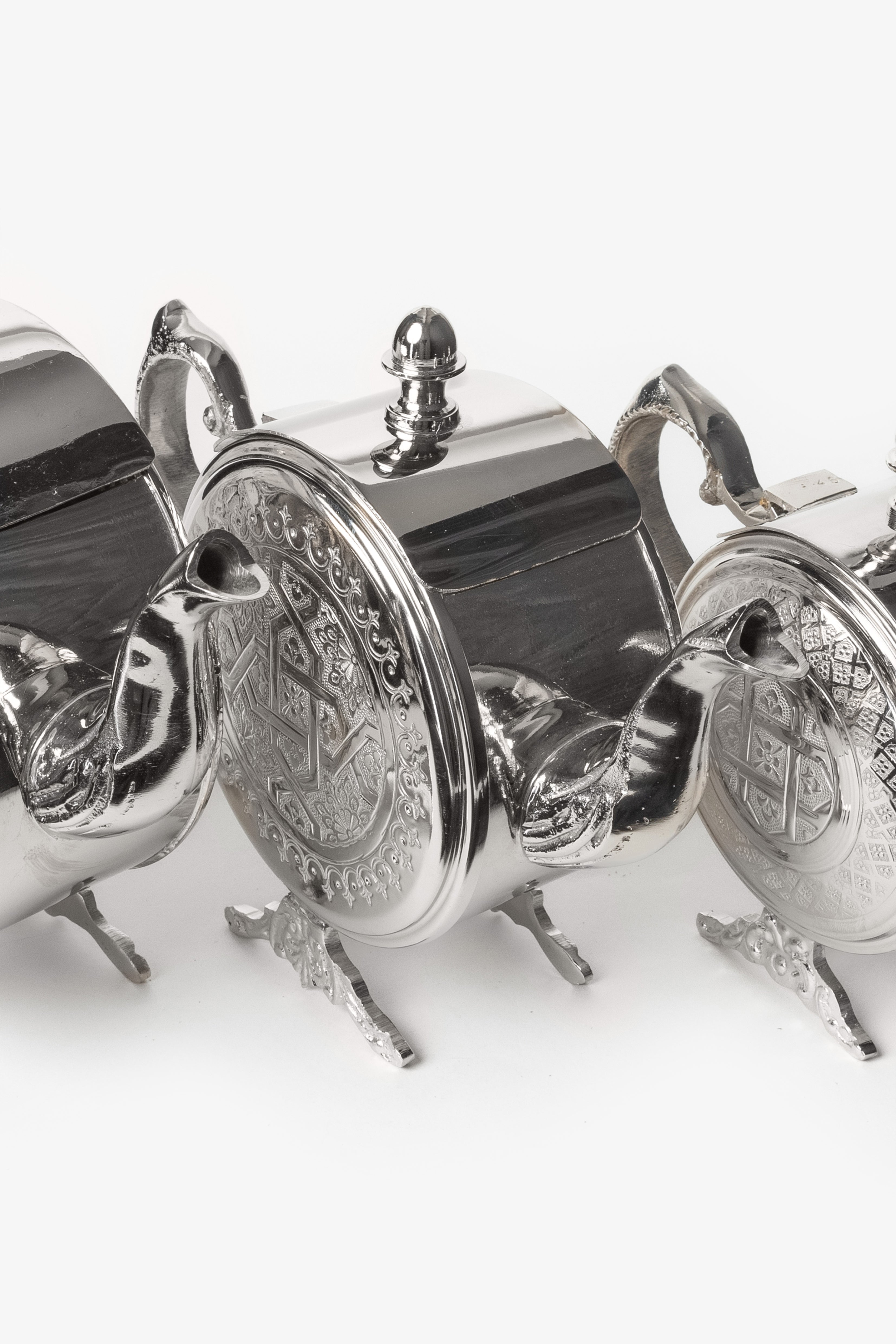 Fezza – Moroccan Legs Teapot with Traditional Sculpture