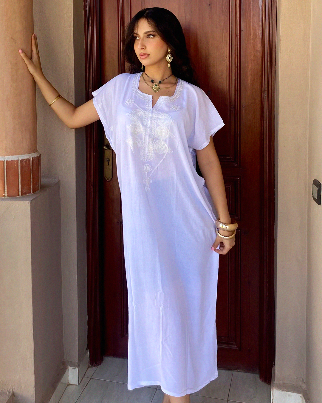 Gandoura Marrakchiya Blanche – Robe Kaftan Élégante Brodée