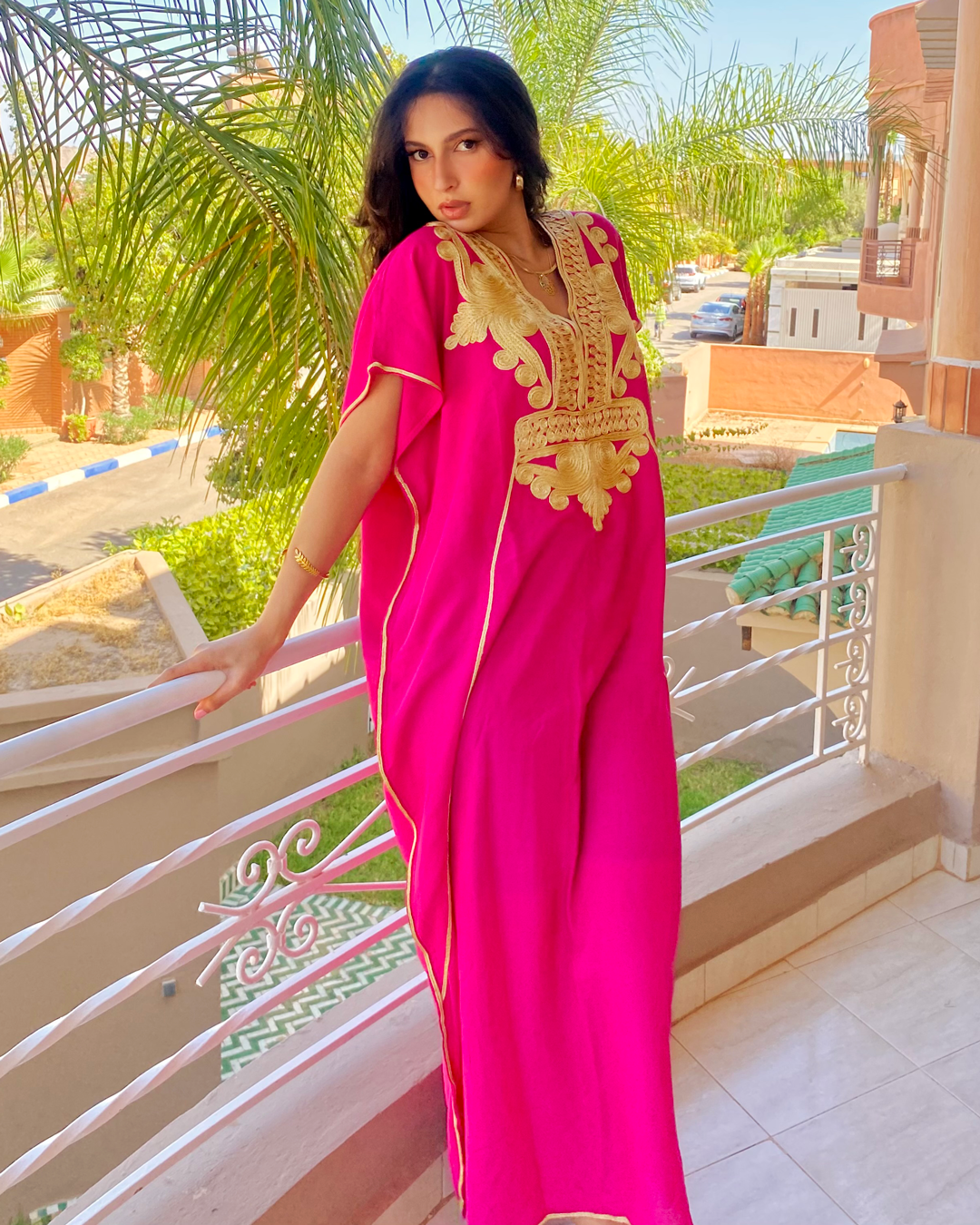 Gandoura – Caftan Chic Marocain Rose à Broderies Dorées