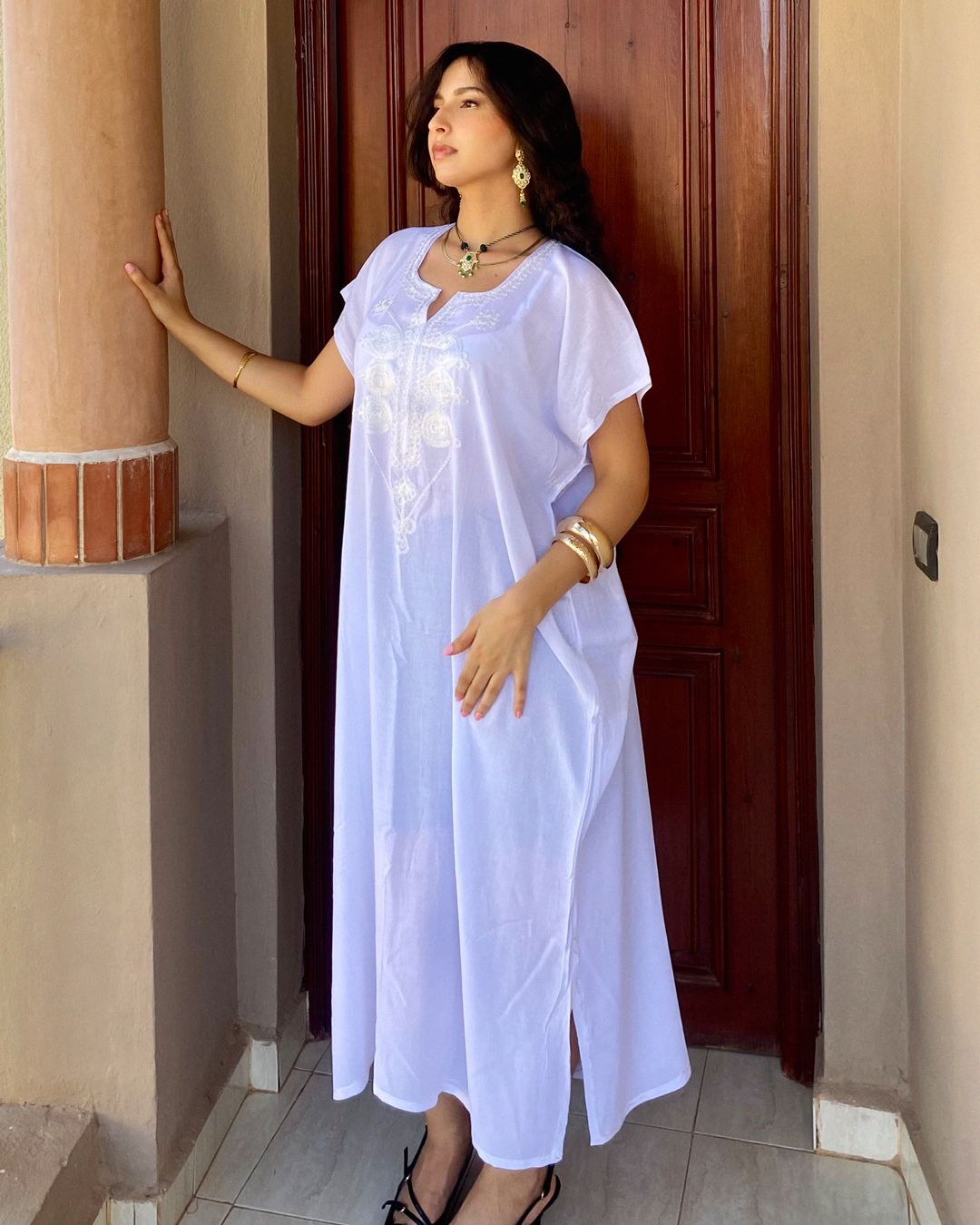 Gandoura Marrakchiya Blanche – Robe Kaftan Élégante Brodée