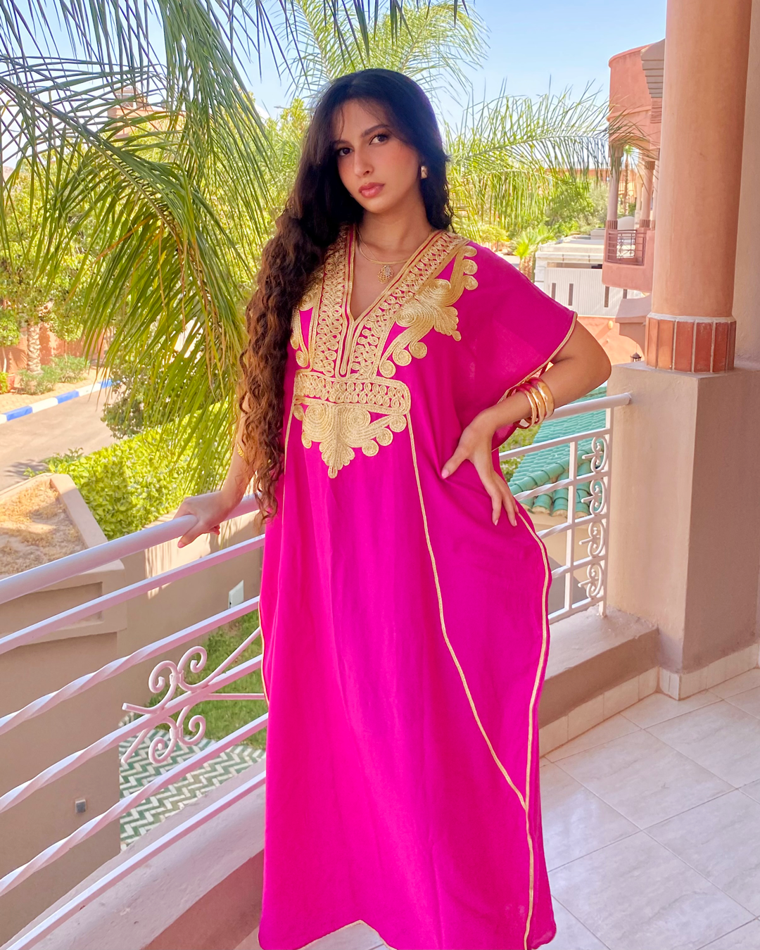 Gandoura – Caftan Chic Marocain Rose à Broderies Dorées