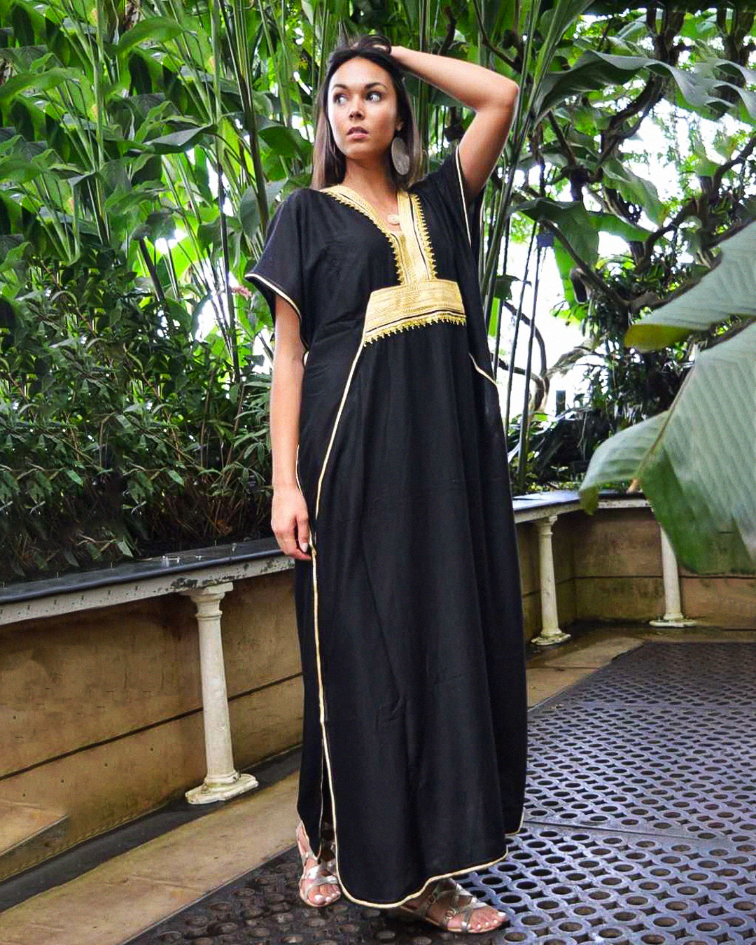 Gandoura – Robe Kaftan Noire Élégante avec Broderies Dorées