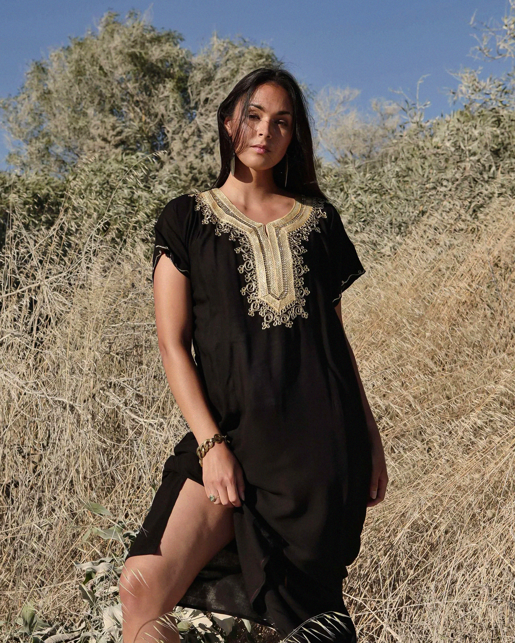 Gandoura – Kaftan Noir Décontracté avec Broderies Dorées