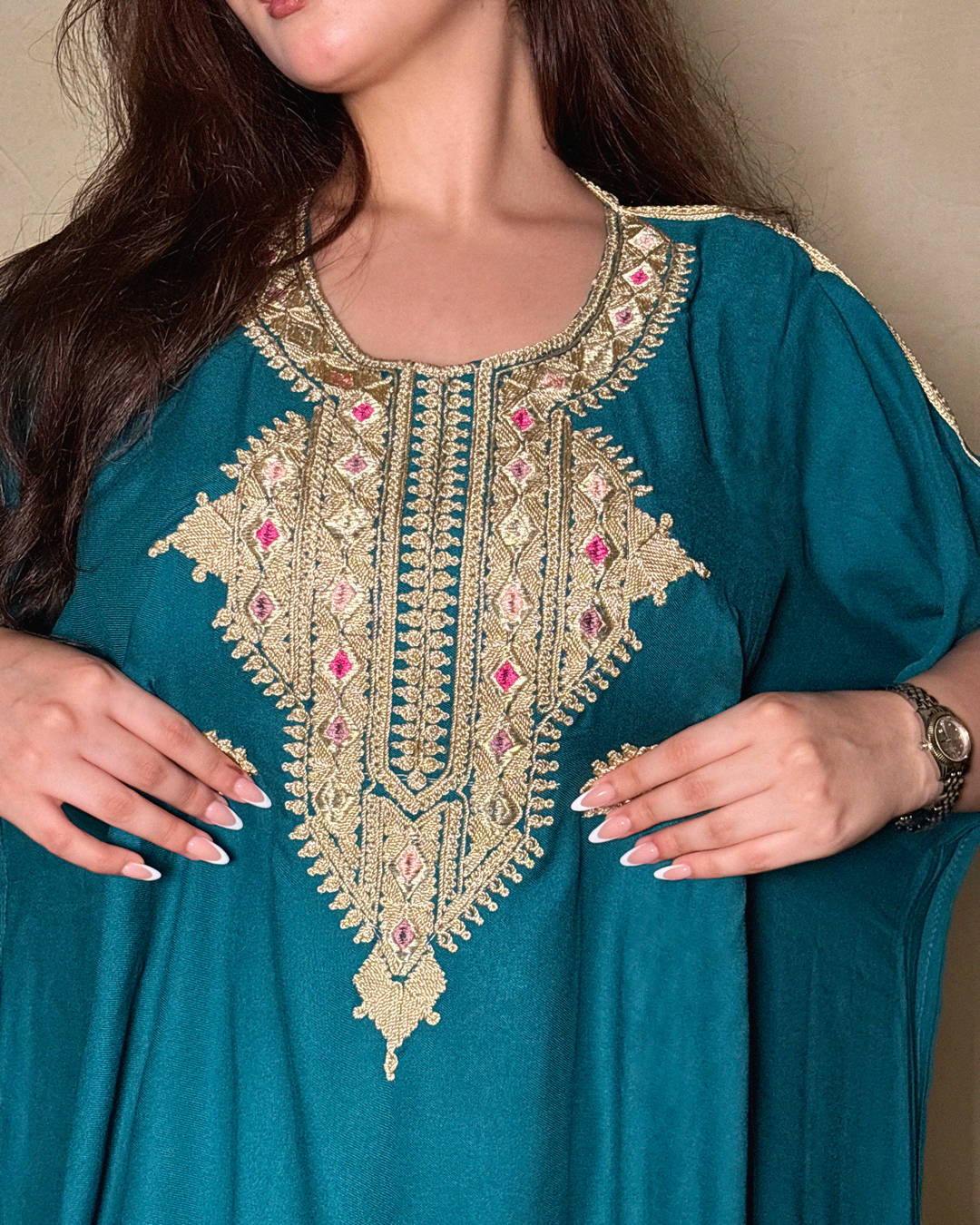 Gandoura – Robe Bleu Pétrole Oversize avec Broderie Amazigh