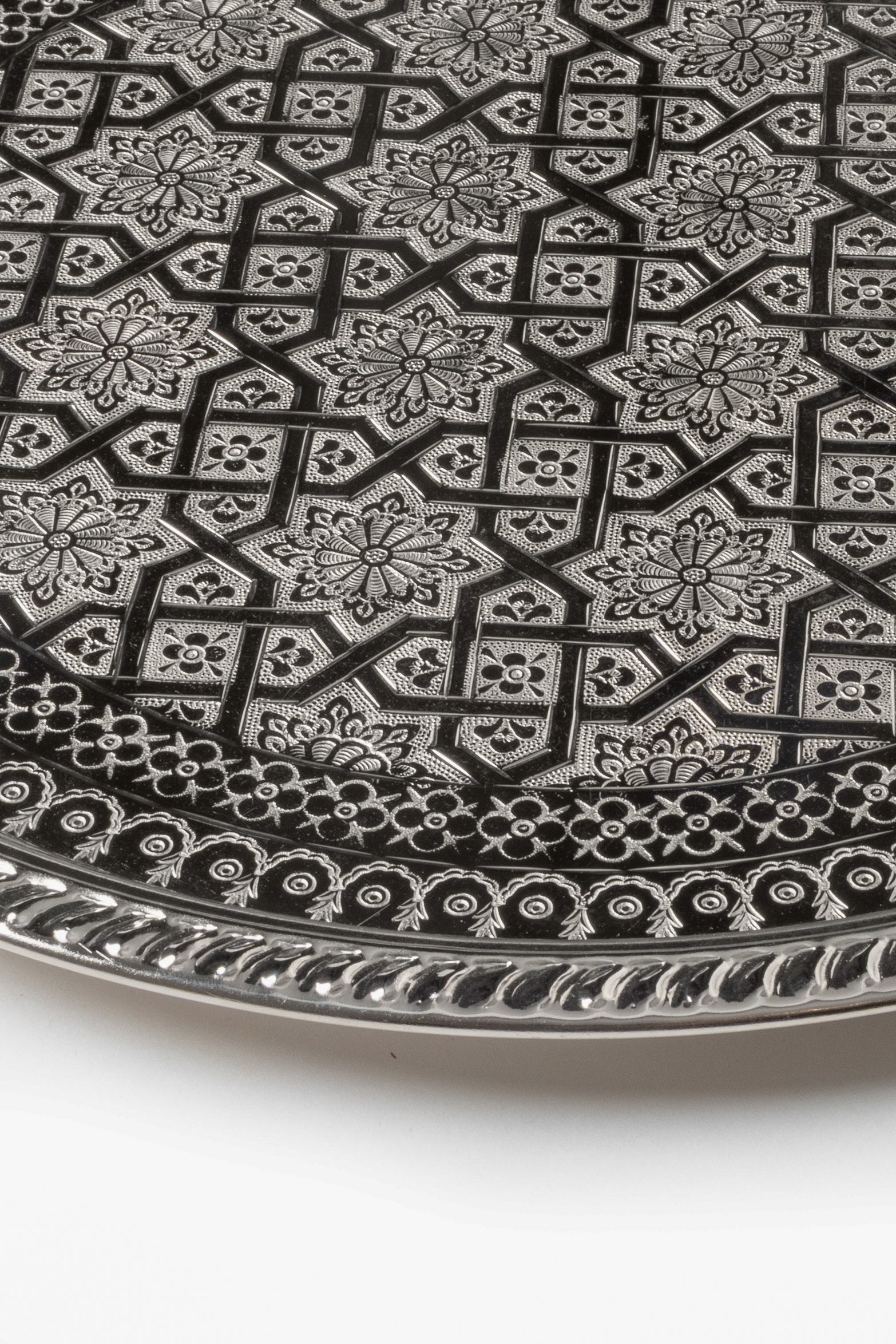 Safaa – Moroccan Tray with Traditional Engravings