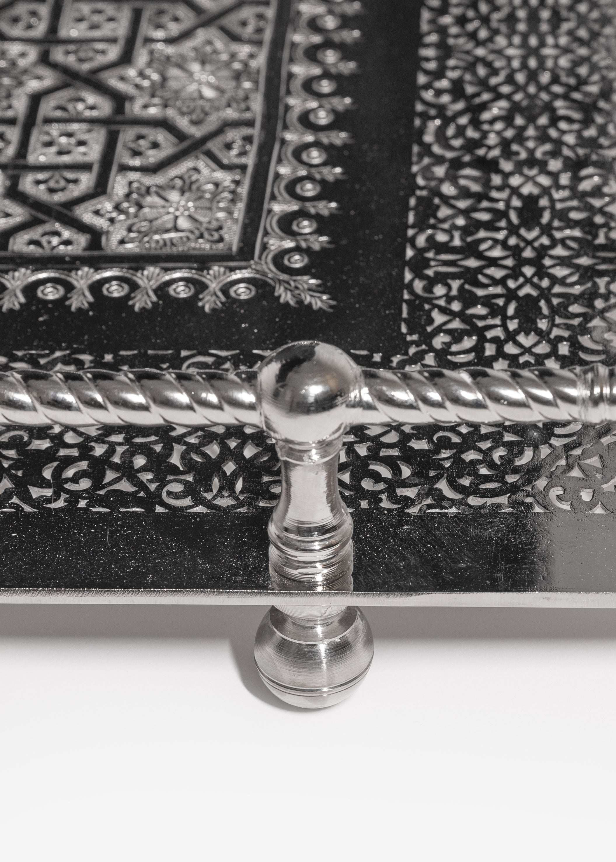 Hassna – Deluxe Moroccan Tray with Traditional Engravings